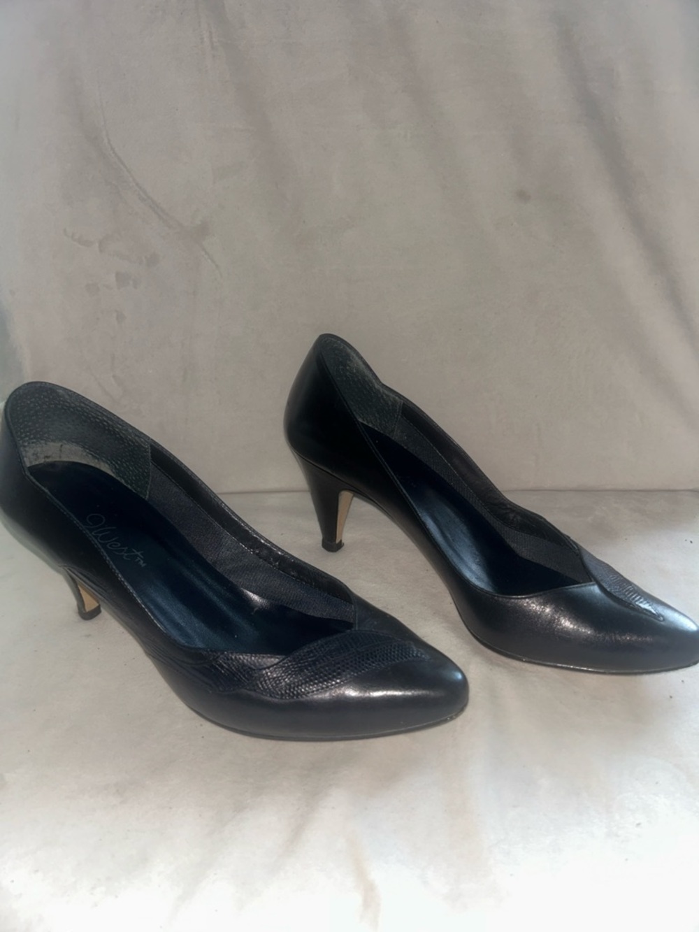 Nine West Black Leather Pointed-Toe Mid-Heel Pumps